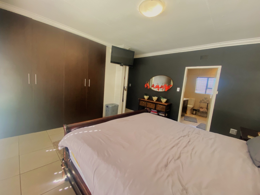 4 Bedroom Property for Sale in Roodekrans Gauteng