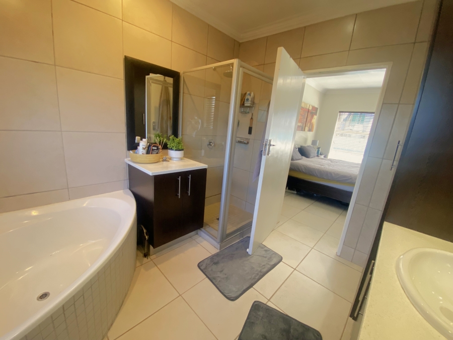 4 Bedroom Property for Sale in Roodekrans Gauteng