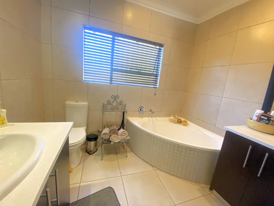 4 Bedroom Property for Sale in Roodekrans Gauteng