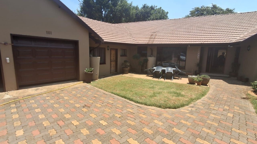 4 Bedroom Property for Sale in Glen Marais Gauteng
