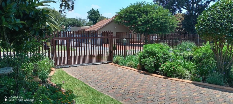 4 Bedroom Property for Sale in Glen Marais Gauteng