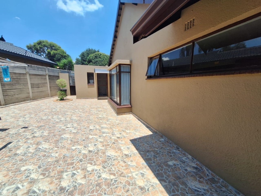 4 Bedroom Property for Sale in Glen Marais Gauteng