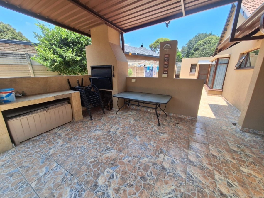 4 Bedroom Property for Sale in Glen Marais Gauteng