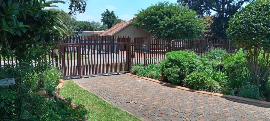 4 Bedroom Property for Sale in Glen Marais Gauteng