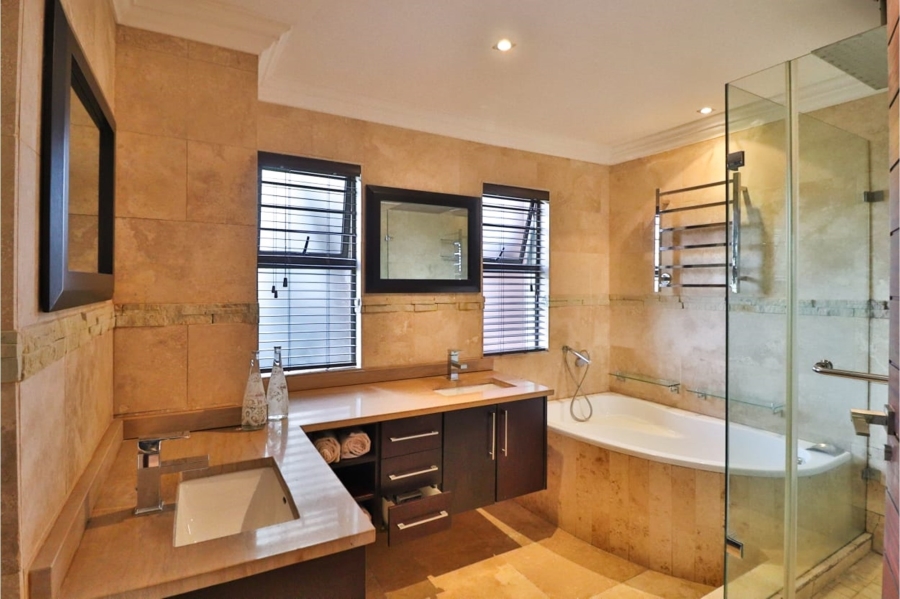5 Bedroom Property for Sale in Waterkloof Ridge Gauteng