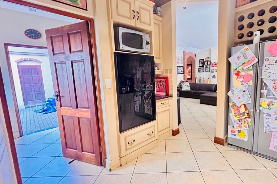 4 Bedroom Property for Sale in Silver Lakes Gauteng