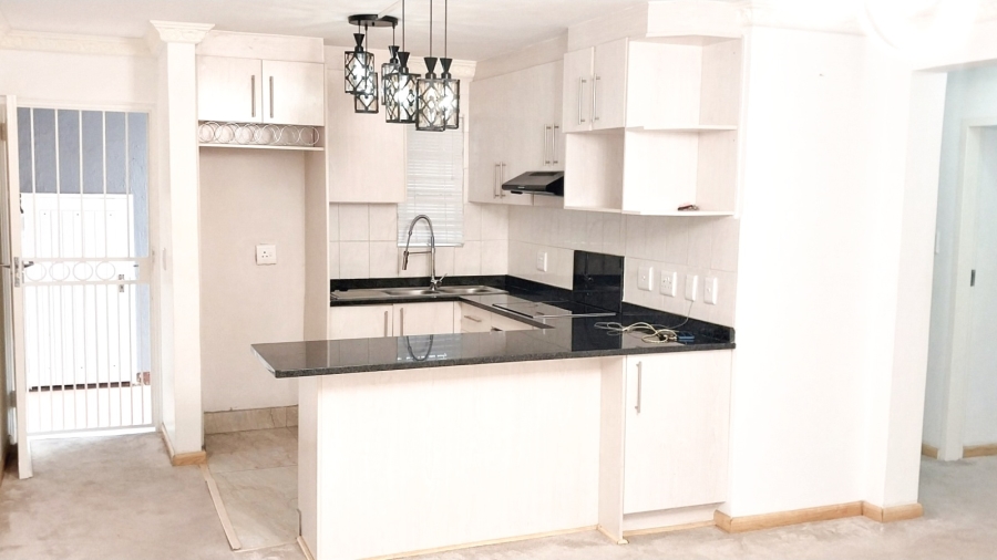 To Let 2 Bedroom Property for Rent in Benmore Gardens Gauteng