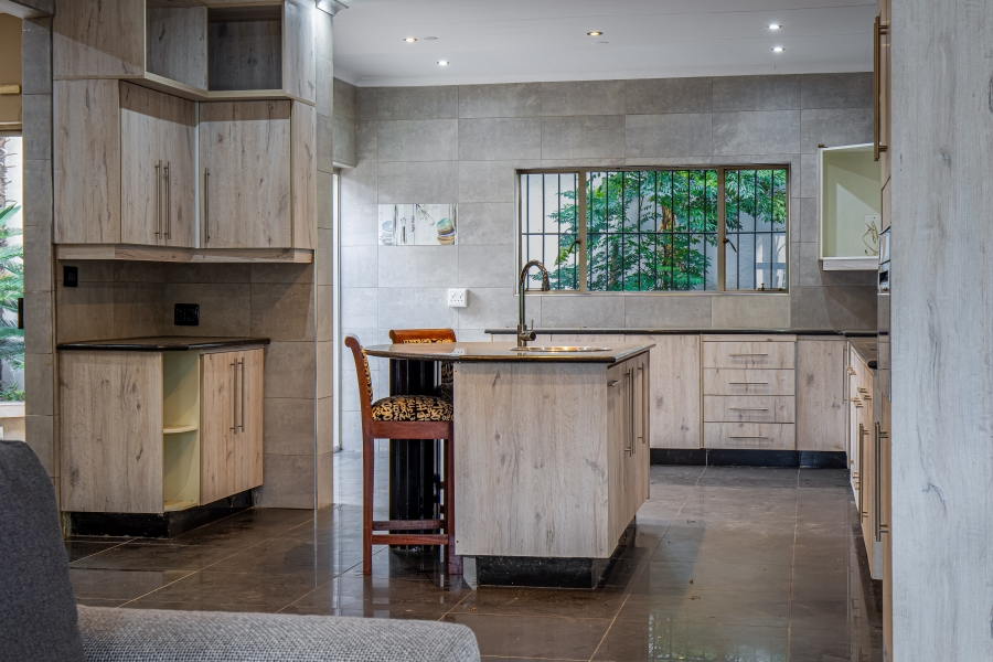 To Let 5 Bedroom Property for Rent in Constantia Kloof Gauteng