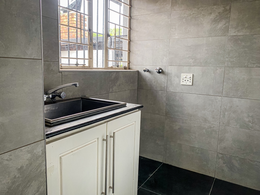To Let 5 Bedroom Property for Rent in Constantia Kloof Gauteng