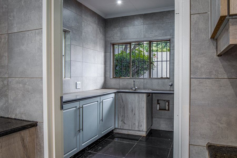 To Let 5 Bedroom Property for Rent in Constantia Kloof Gauteng