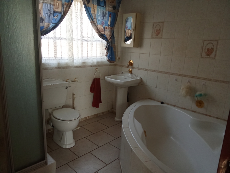 4 Bedroom Property for Sale in Roodekrans Gauteng