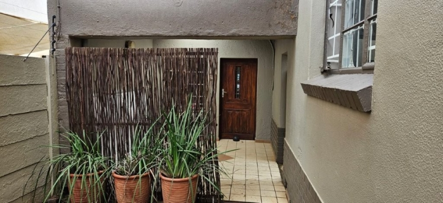 To Let 1 Bedroom Property for Rent in Highlands North Gauteng