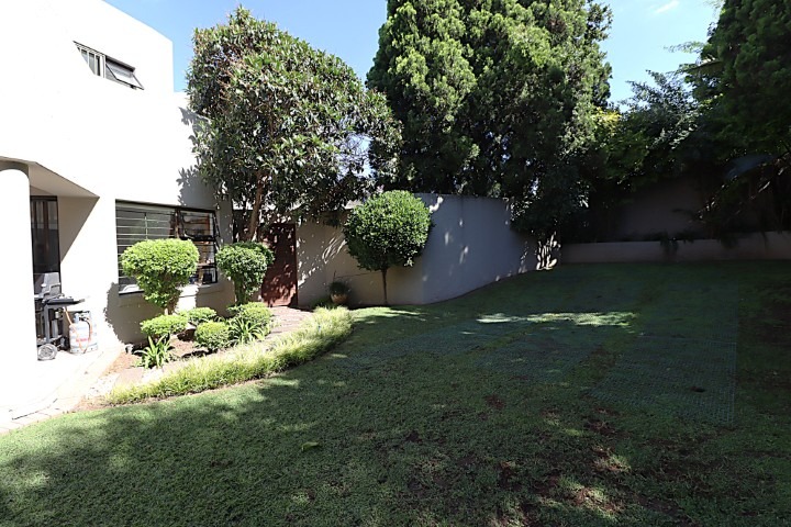 To Let 4 Bedroom Property for Rent in Bryanston Gauteng