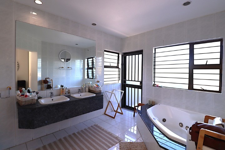 To Let 4 Bedroom Property for Rent in Bryanston Gauteng