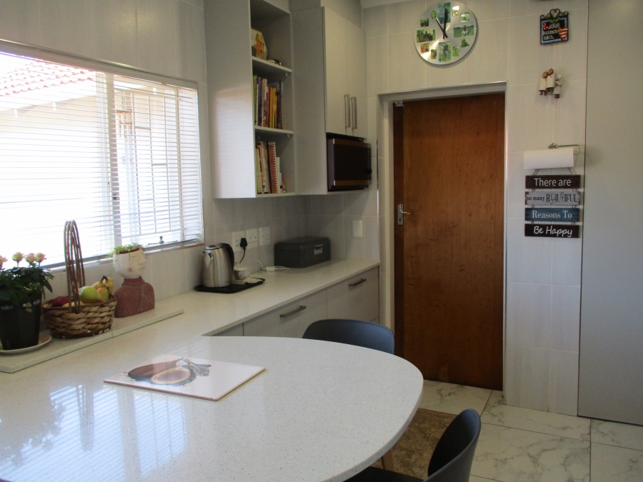 4 Bedroom Property for Sale in Roodekrans Gauteng