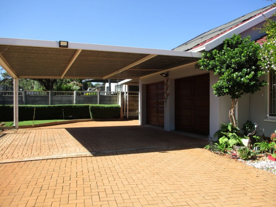 4 Bedroom Property for Sale in Roodekrans Gauteng