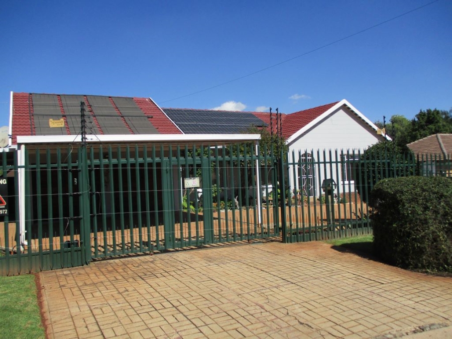 4 Bedroom Property for Sale in Roodekrans Gauteng