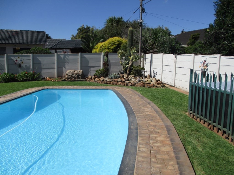 4 Bedroom Property for Sale in Roodekrans Gauteng
