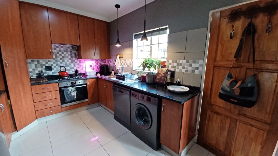 2 Bedroom Property for Sale in Annlin Gauteng