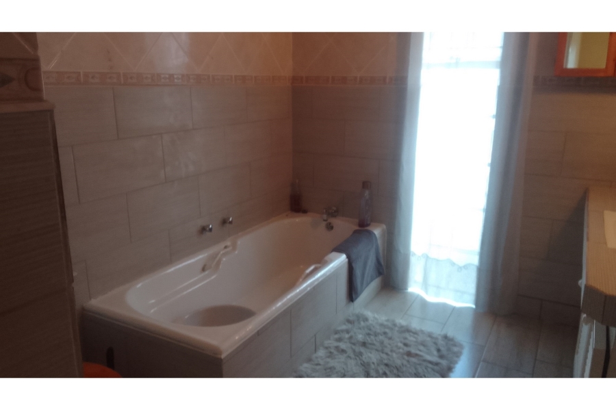 To Let 4 Bedroom Property for Rent in Glen Marais Gauteng