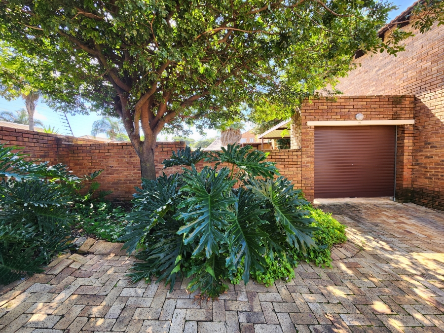 2 Bedroom Property for Sale in Wilgeheuwel Gauteng