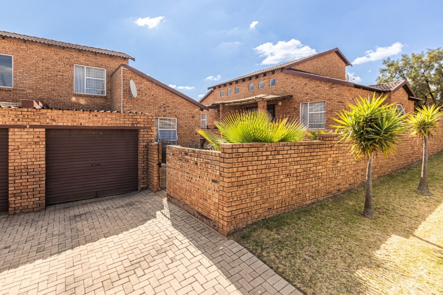 To Let 2 Bedroom Property for Rent in Honeypark Gauteng
