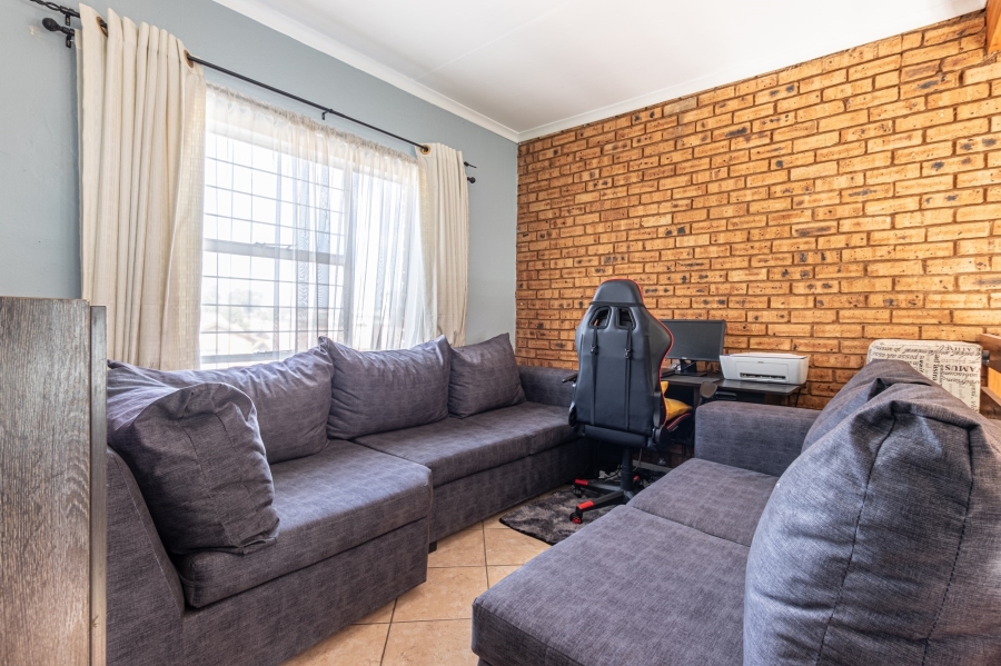 To Let 2 Bedroom Property for Rent in Honeypark Gauteng