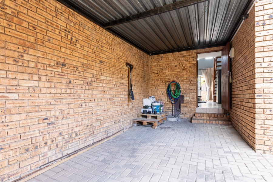 To Let 2 Bedroom Property for Rent in Honeypark Gauteng