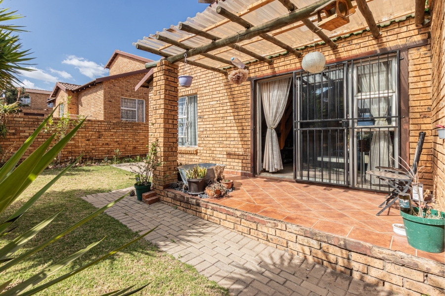 To Let 2 Bedroom Property for Rent in Honeypark Gauteng
