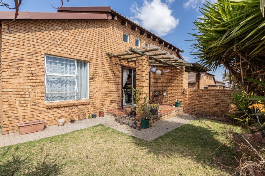 To Let 2 Bedroom Property for Rent in Honeypark Gauteng