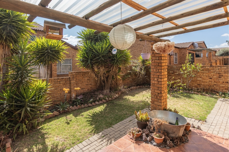 To Let 2 Bedroom Property for Rent in Honeypark Gauteng