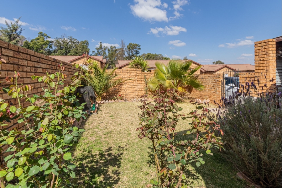 To Let 2 Bedroom Property for Rent in Honeypark Gauteng