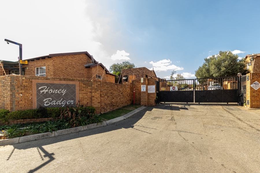 To Let 2 Bedroom Property for Rent in Honeypark Gauteng