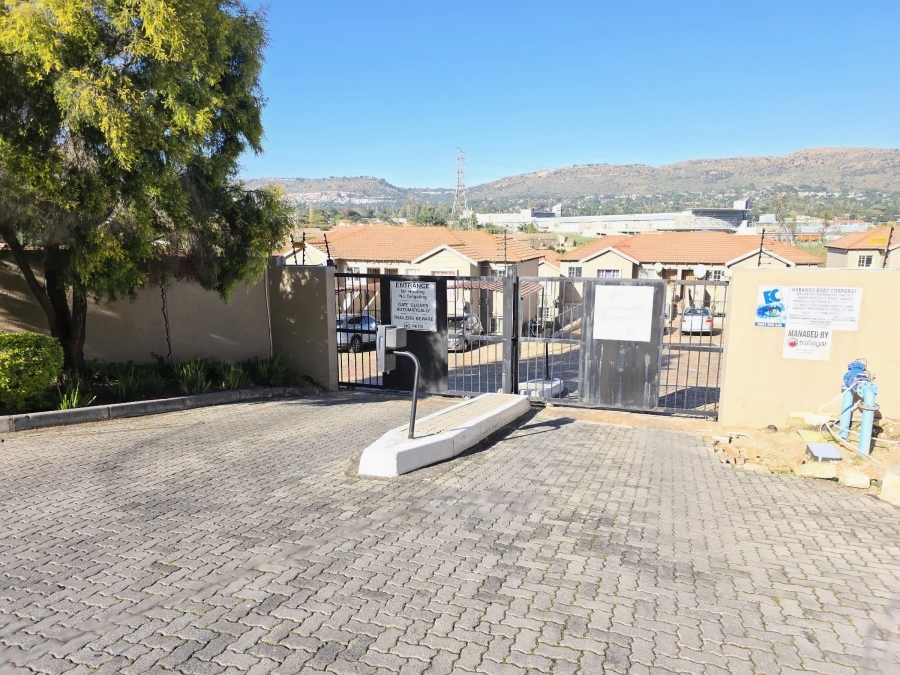 2 Bedroom Property for Sale in Wilgeheuwel Gauteng