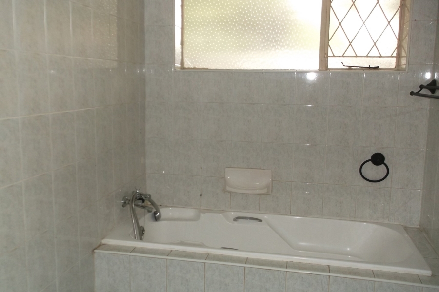 To Let 3 Bedroom Property for Rent in Lakefield Gauteng