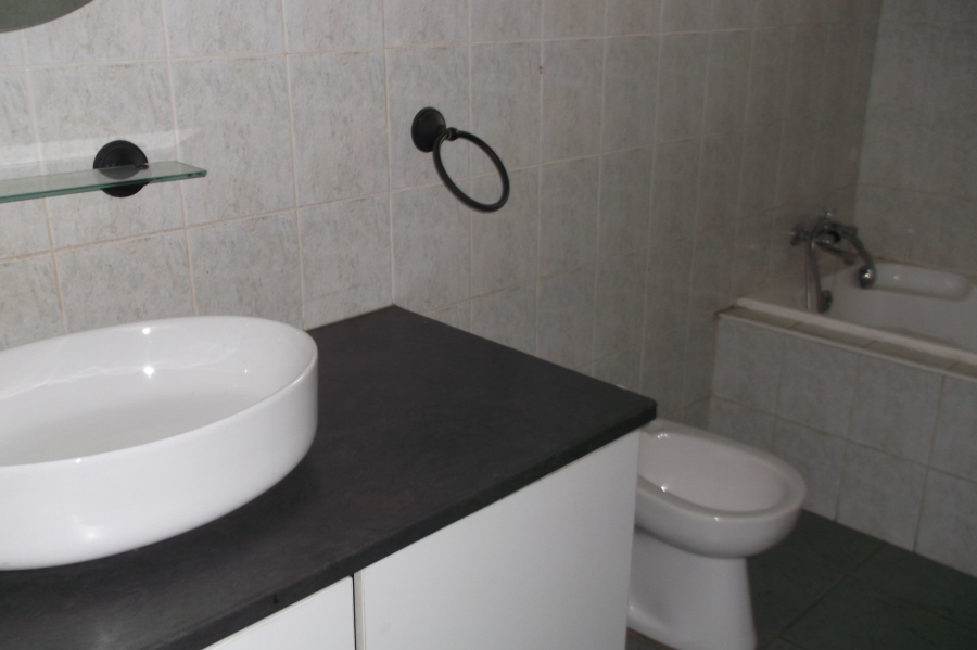 To Let 3 Bedroom Property for Rent in Lakefield Gauteng