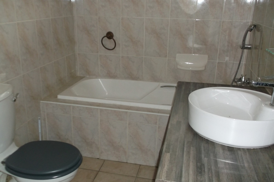 To Let 3 Bedroom Property for Rent in Lakefield Gauteng