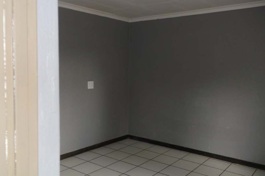 To Let 3 Bedroom Property for Rent in Lakefield Gauteng