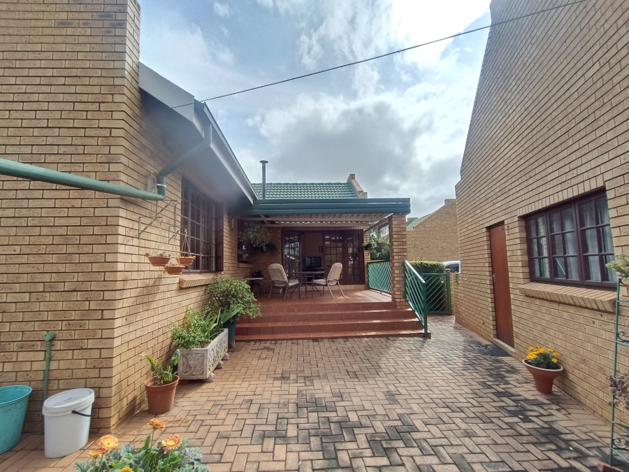3 Bedroom Property for Sale in Hennopspark Gauteng