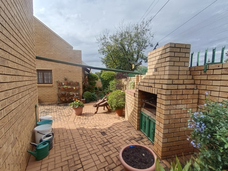 3 Bedroom Property for Sale in Hennopspark Gauteng