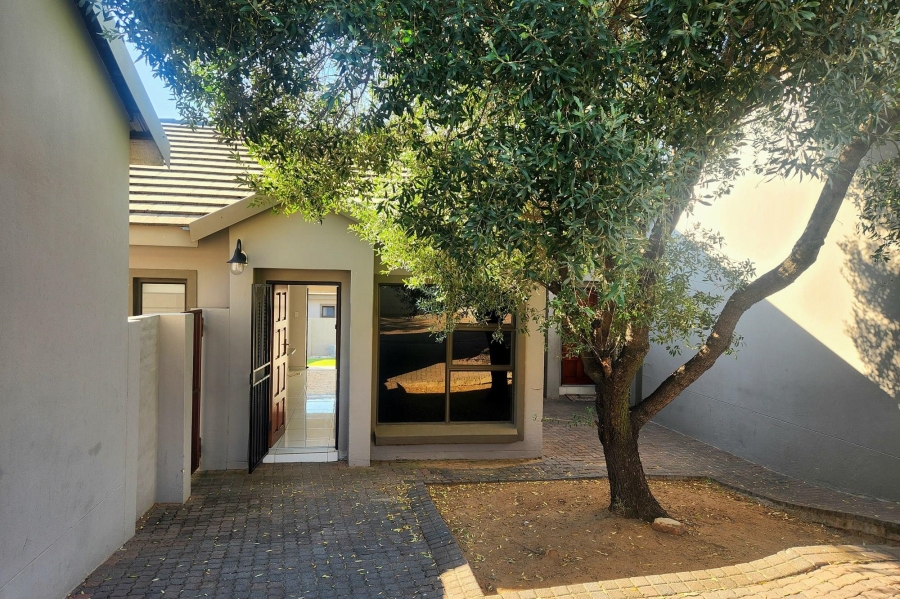 To Let 2 Bedroom Property for Rent in Kosmosdal Gauteng