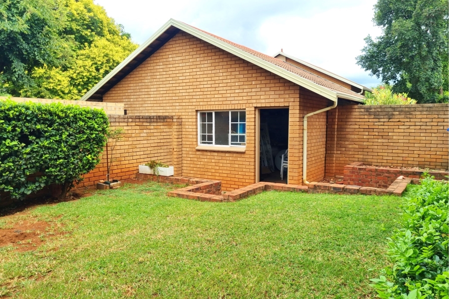 To Let 4 Bedroom Property for Rent in Faerie Glen Gauteng