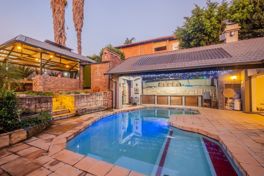 5 Bedroom Property for Sale in Faerie Glen Gauteng