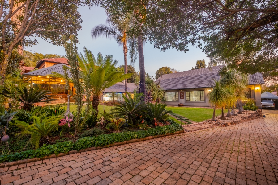 5 Bedroom Property for Sale in Faerie Glen Gauteng