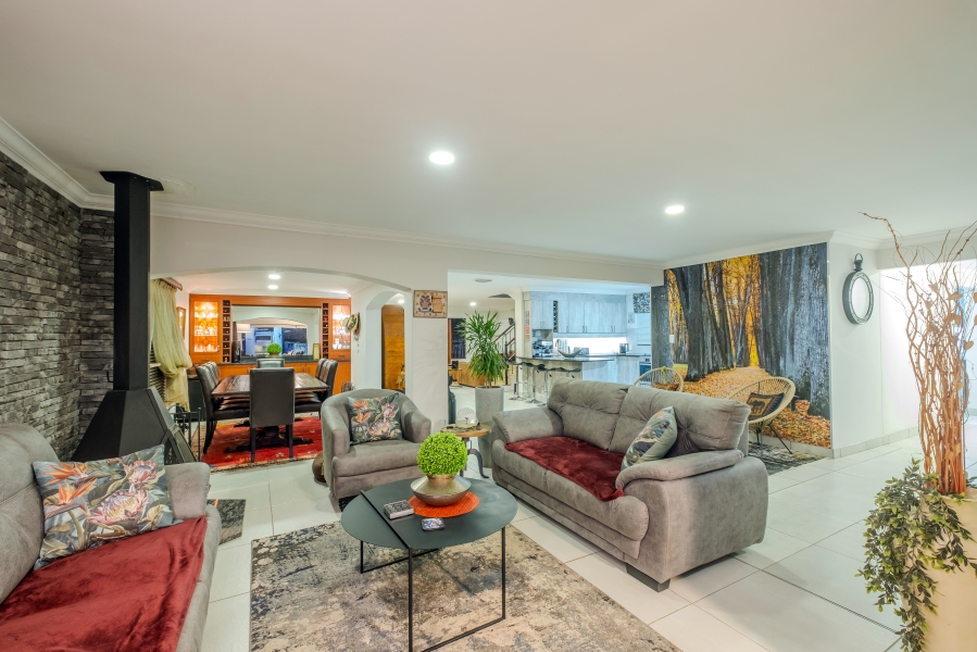 5 Bedroom Property for Sale in Faerie Glen Gauteng