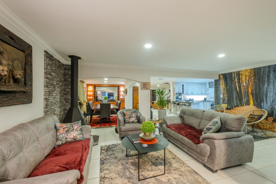 5 Bedroom Property for Sale in Faerie Glen Gauteng