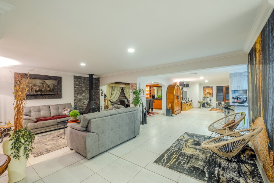 5 Bedroom Property for Sale in Faerie Glen Gauteng