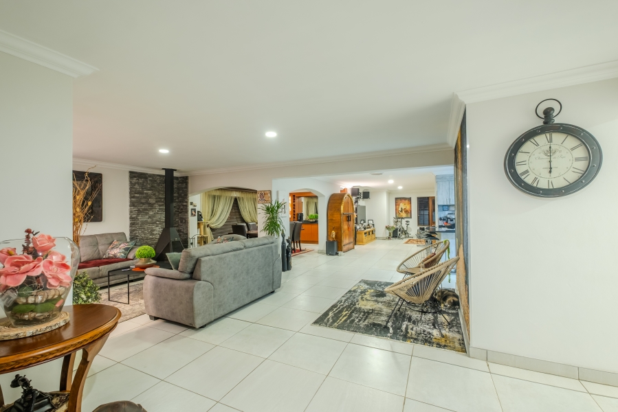 5 Bedroom Property for Sale in Faerie Glen Gauteng