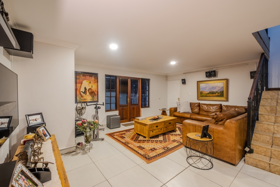 5 Bedroom Property for Sale in Faerie Glen Gauteng