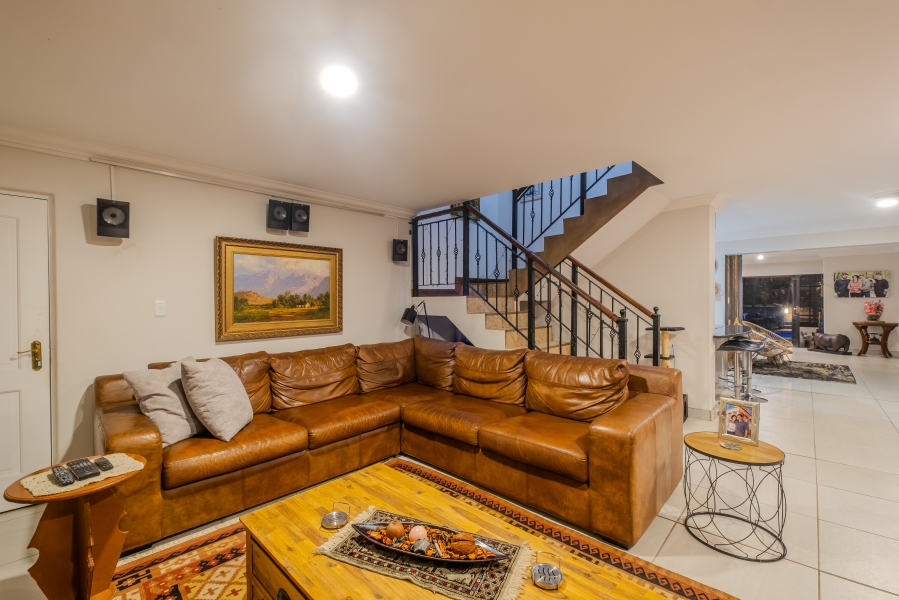 5 Bedroom Property for Sale in Faerie Glen Gauteng